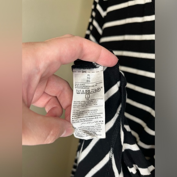 Old Navy Women’s Size XL Luxe Black and White Striped Tee - Picture 6 of 8